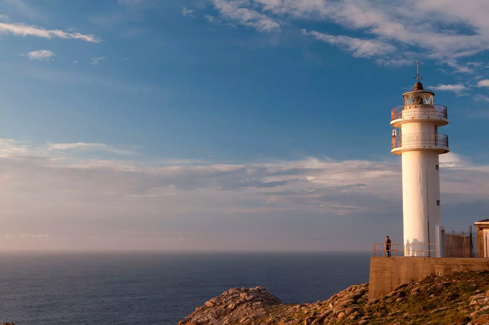 Um homem olha para o horizonte do farol em Cape Touri n