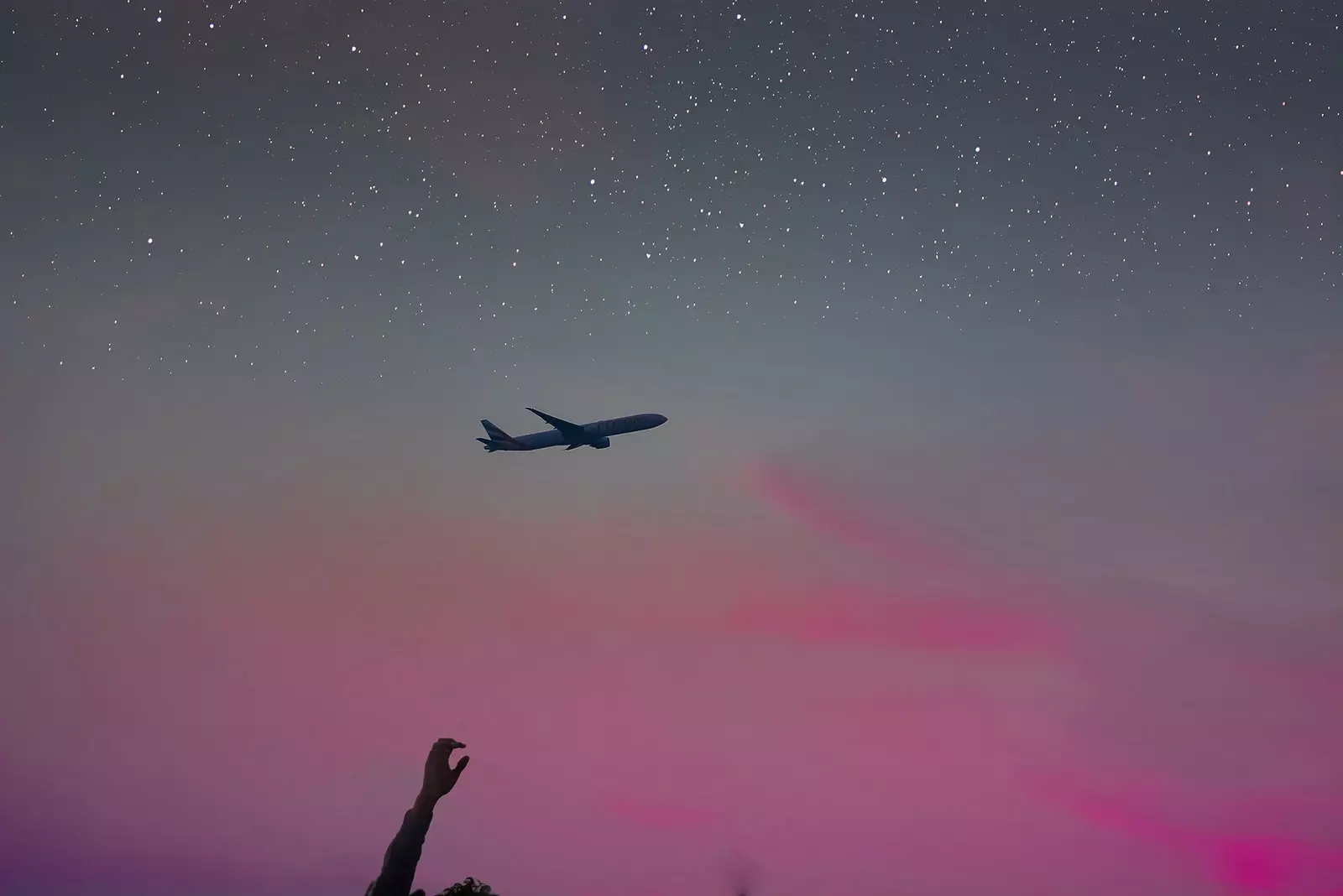 Avion leti iznad zvjezdanog zalaska sunca