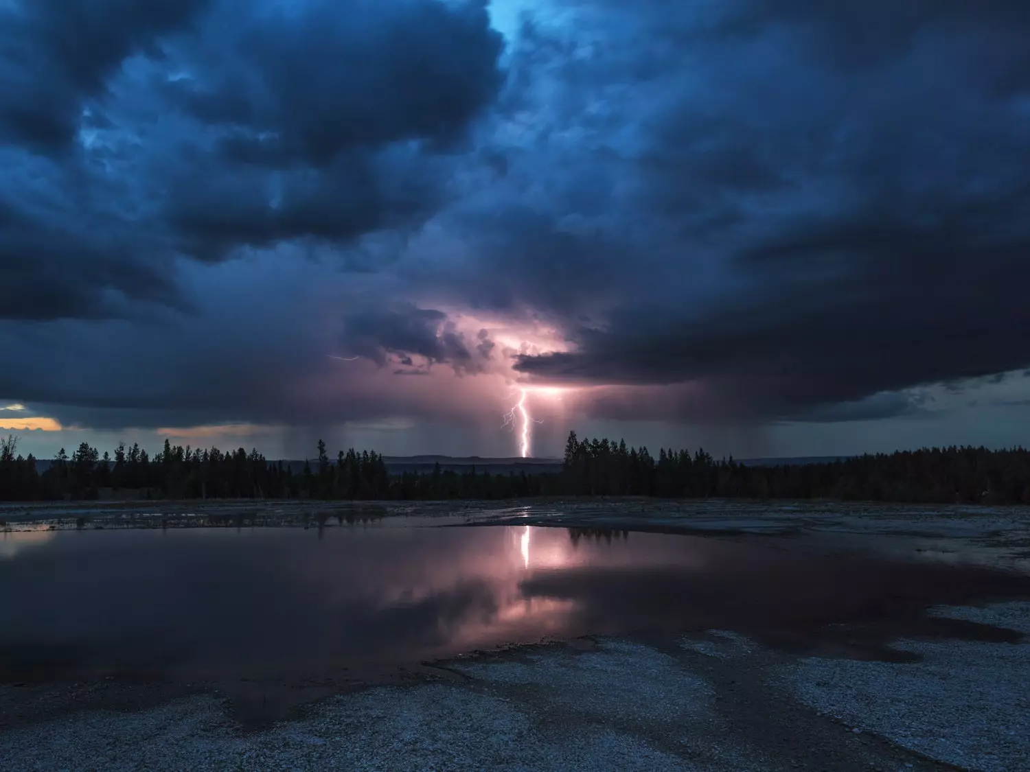 Badai petir di Taman Nasional Yellowstone.