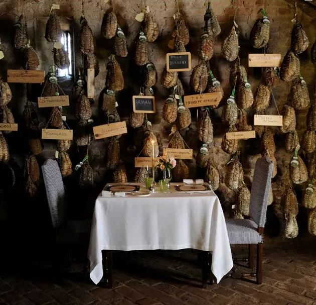 Antica Corte Pallavicina жертөлелерінде әрбір Culatello ди Зибелло емделеді.