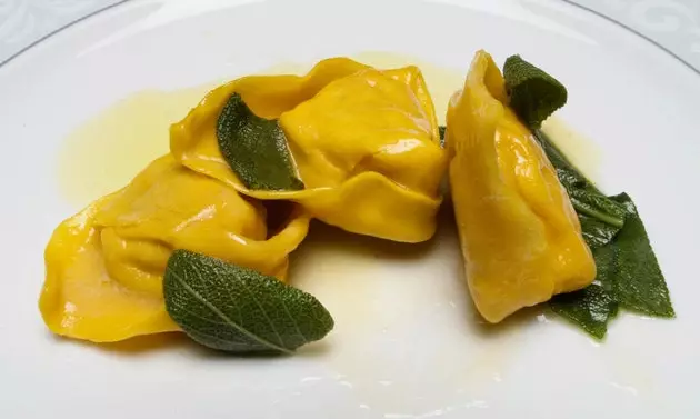 Cappellacci di zucca świeży makaron z Ferrary podobny do ravioli z nadzieniem dyniowym.