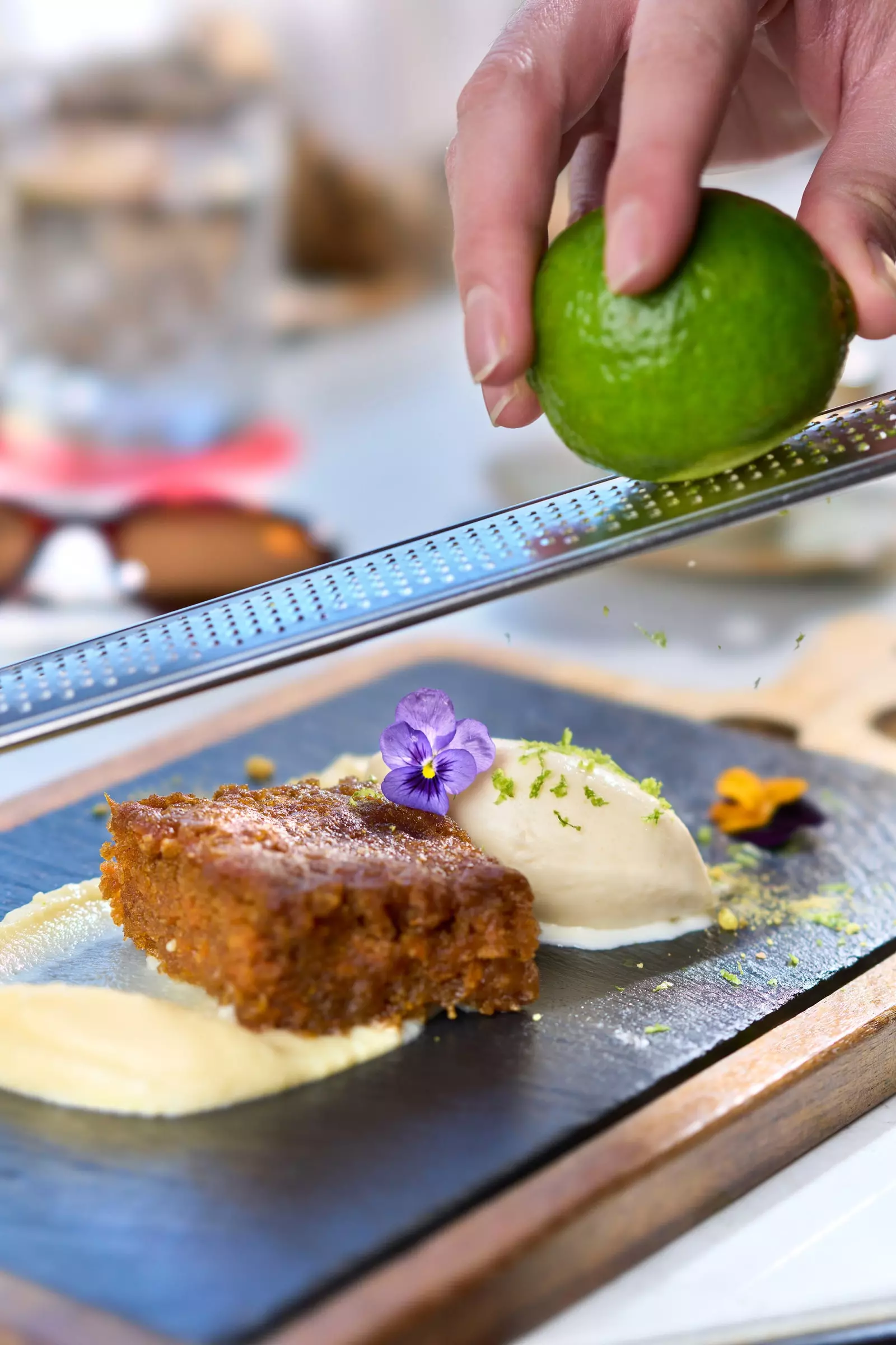 torta di carote con gelato al mascarpone