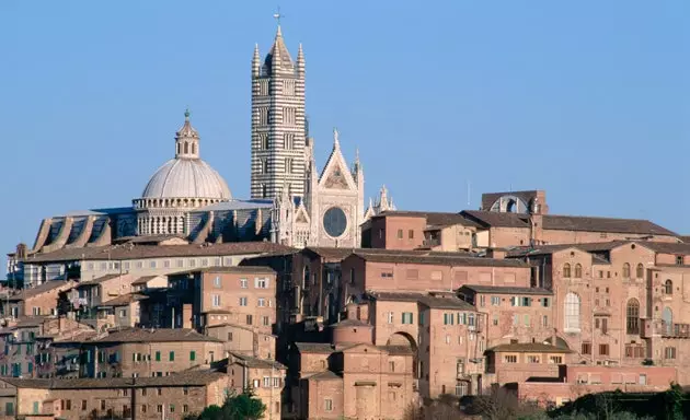 Panoramavue vu Siena mat der Kathedral vu Santa Maria am Hannergrond