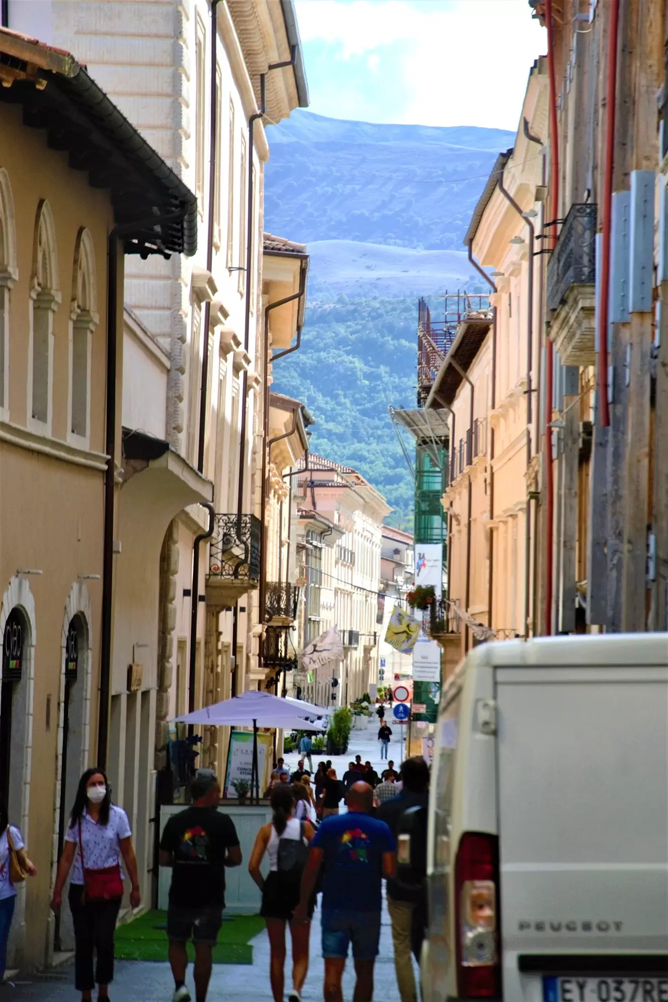 Rue de l'Aquila avec vue sur le Gran Sasso Italie