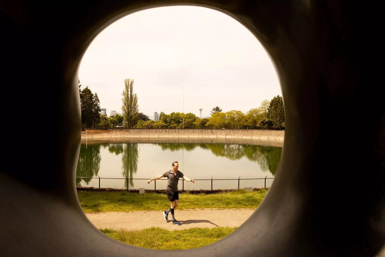 Escultura 'Black Sun' de l'artista Isamu Noguchi a Volunteer Park al barri de Capitol Hill a Seattle