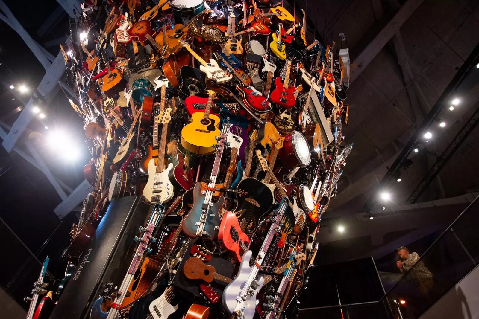 Escultura feta de guitarres famoses al Museum of Pop Culture