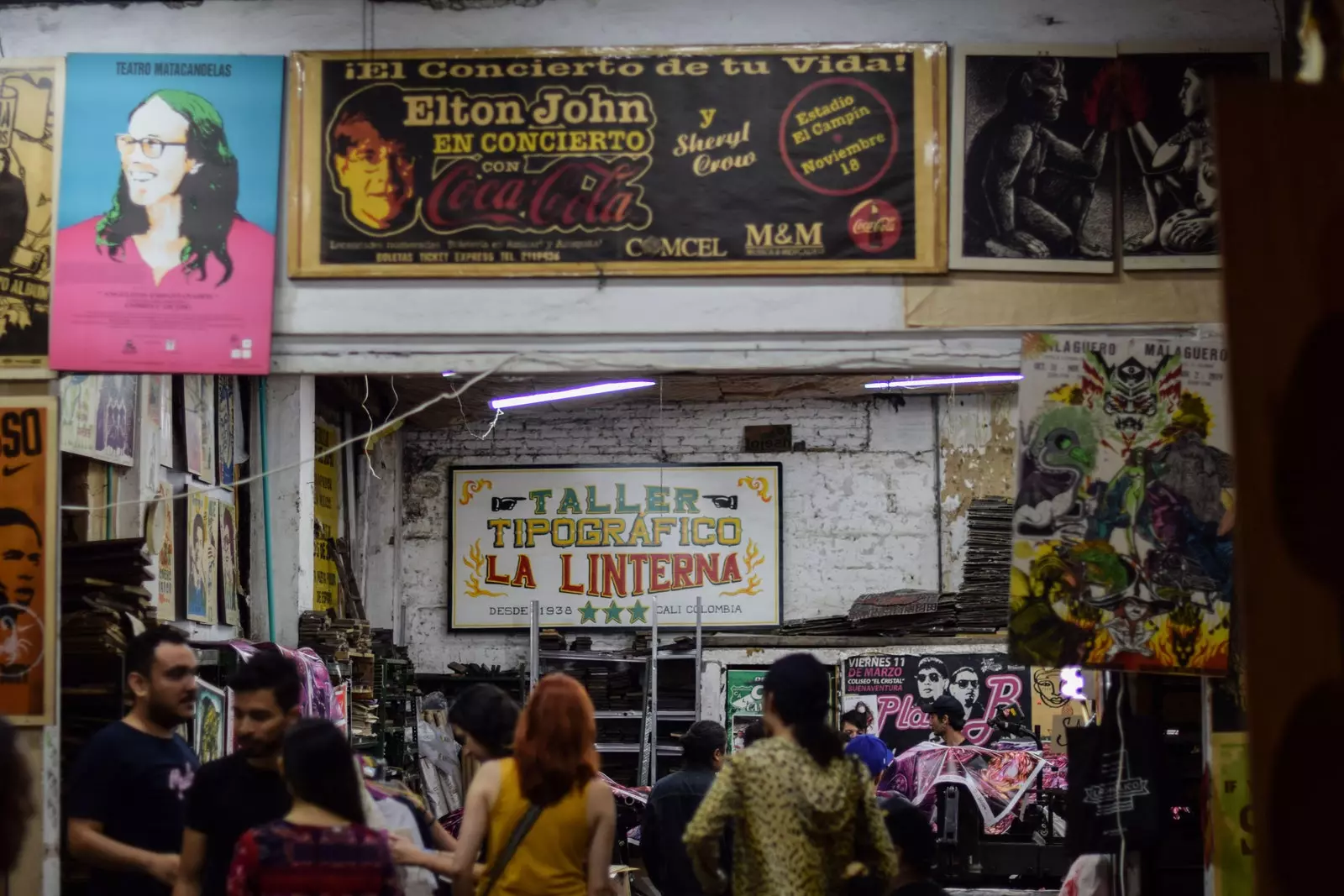 Manifesti di La Lantern nel quartiere di San Antonio Cali Colombia