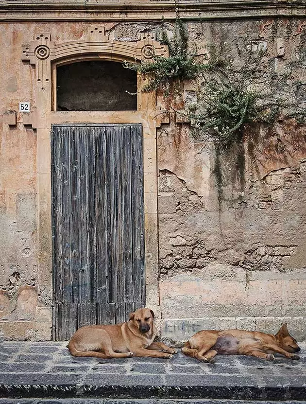 Մնացածը Modica-ի դռան մոտ