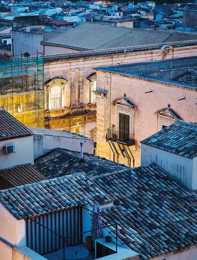 Barok Noto kentinde bir palazzo çatısı