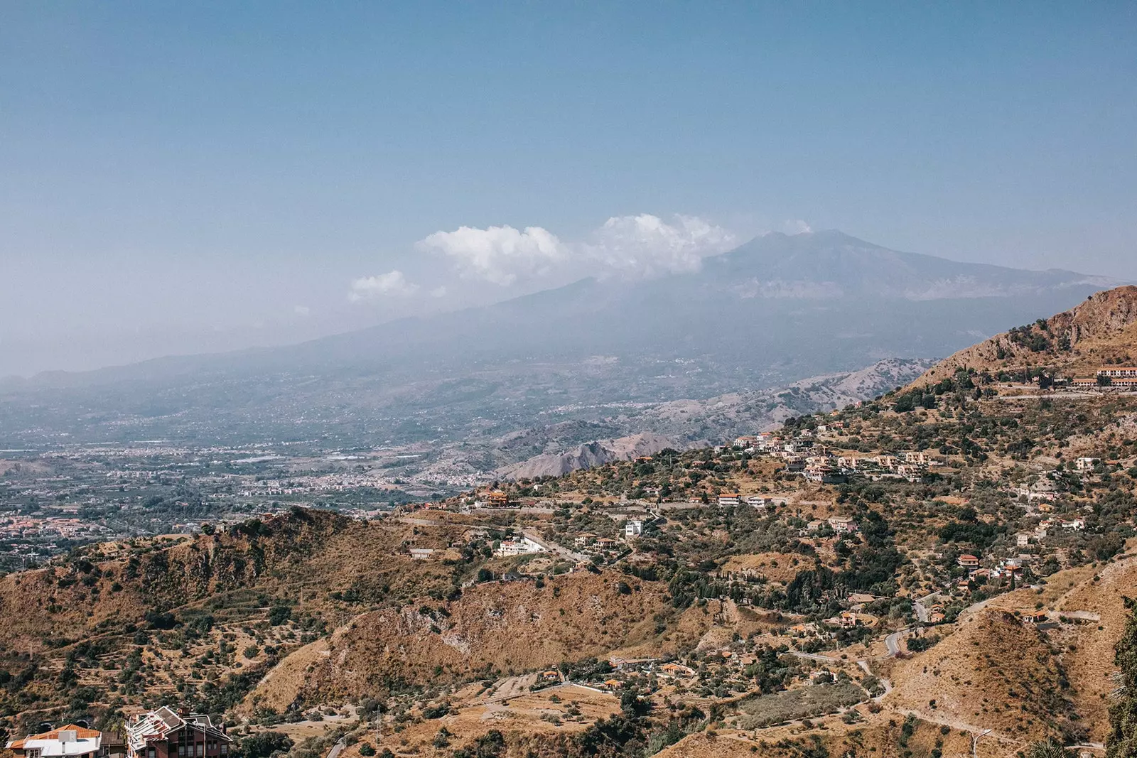 Etna ကိုသိရန်၊ ၎င်းအနီးတစ်ဝိုက်ရှိမြို့များကိုသိရန်လိုအပ်သည်။