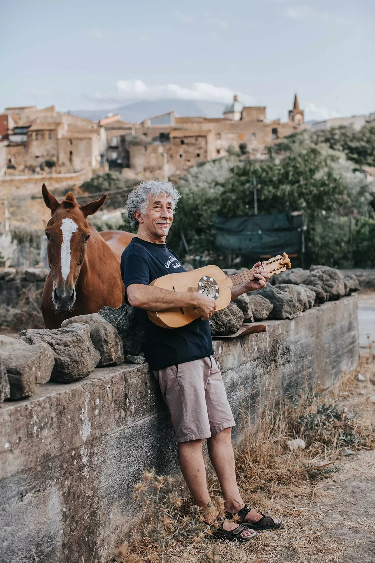 O músico Giuseppe Severini em Randazzo, a cidade mais próxima da cratera do Etna