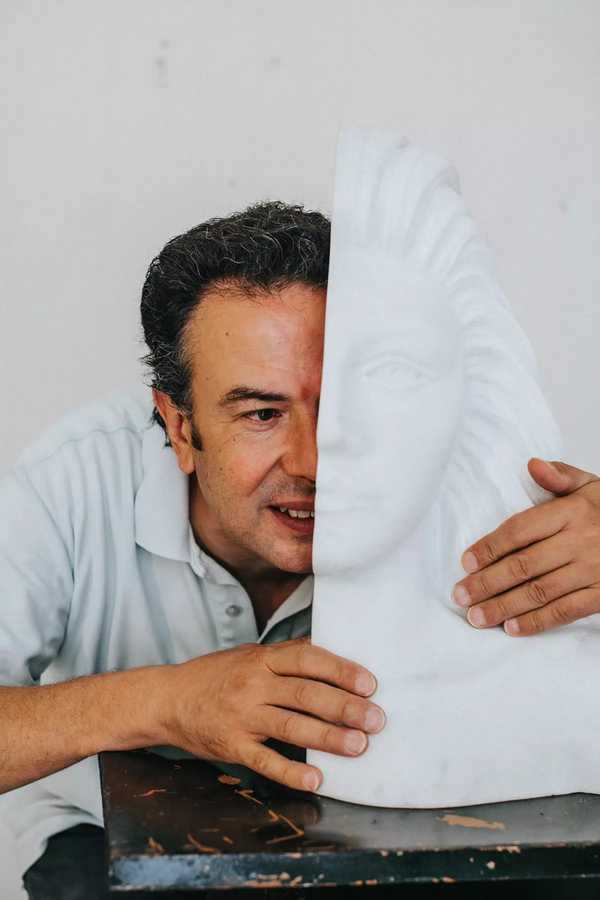 Sculptorul Vito Guardo s-a ascuns în spatele uneia dintre nimfele sale de piatră vulcanică