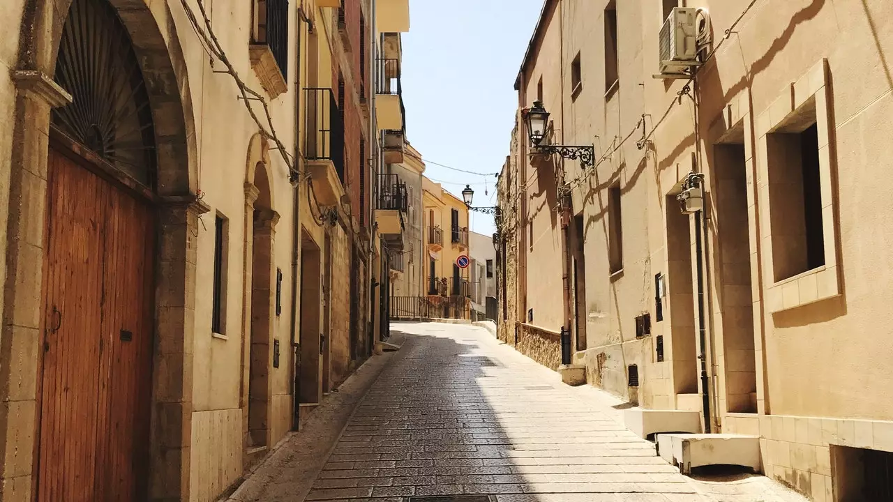 Mojawapo ya vijiji vizuri sana huko Sicily kinauza nyumba za zamani kwa euro 1