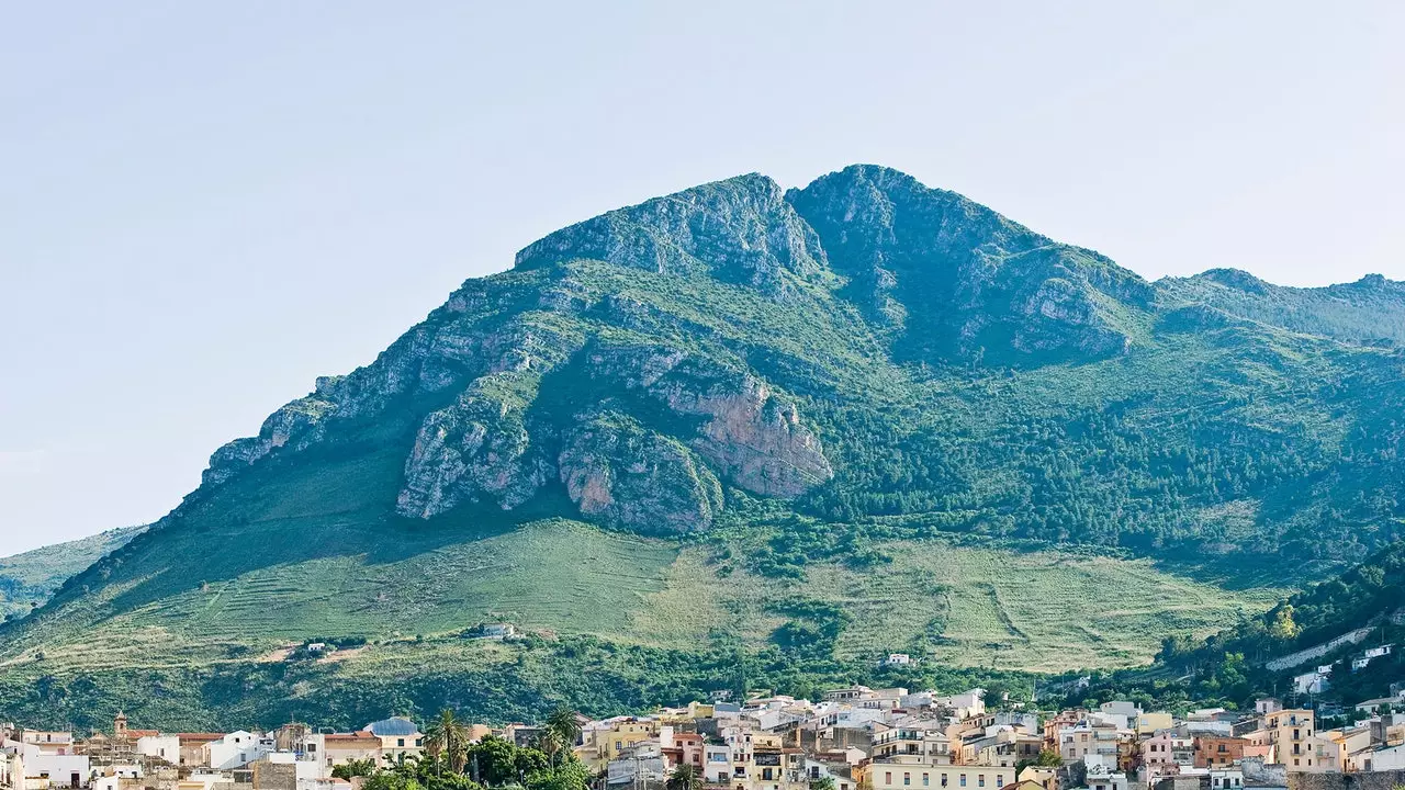 Jalan yang paling indah di dunia: laluan bulat di sepanjang pantai Sicily