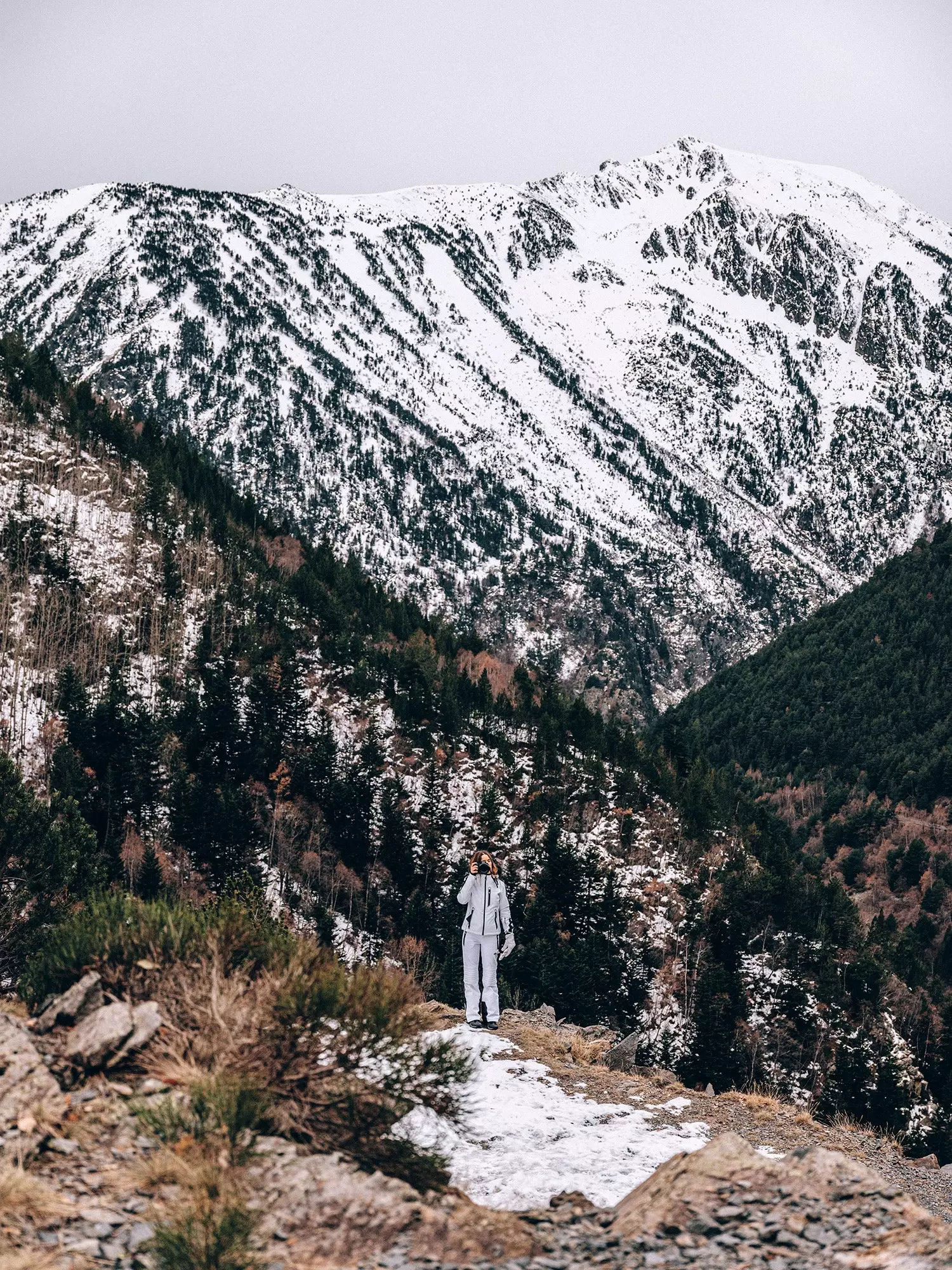 Nuria Val med totallook av Superdry i Sorteny naturpark