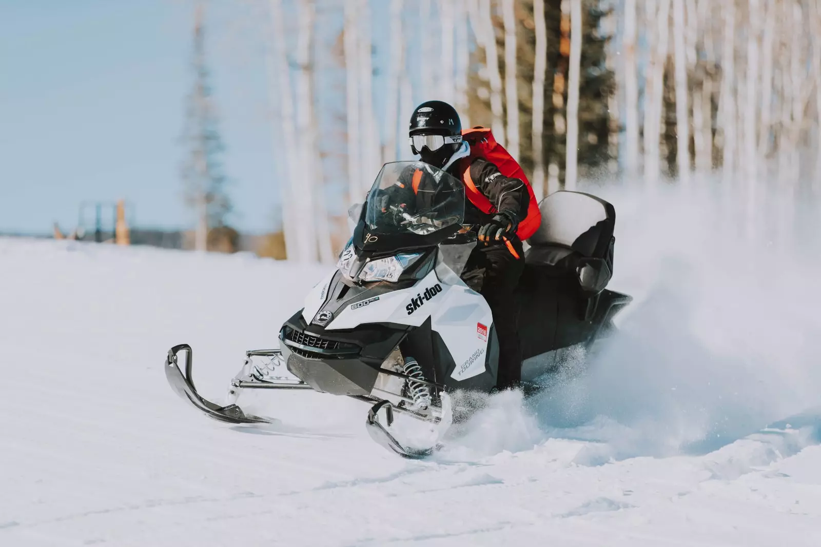 Sniedziet savu adrenalīnu sniega motociklā.