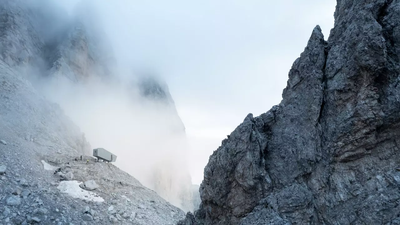 An cábáin sa Dolomites a ligeann duit a bheith caillte i na scamaill