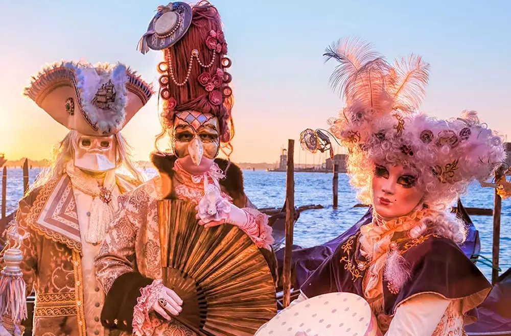 Tre personer återskapar den berömda venetianska karnevalen ombord på Costa Venezia.