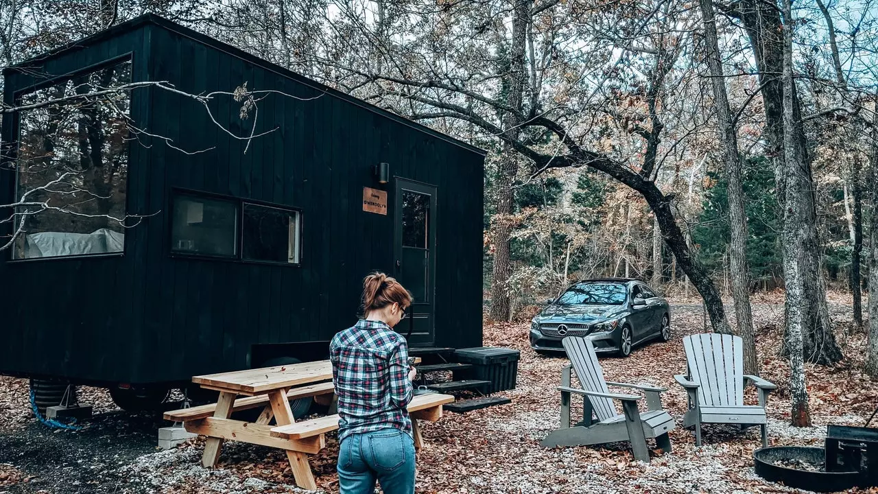 Glamping သို့မဟုတ် ဇိမ်ခံစခန်းချခြင်း သည် မြေပြင်ကိုရရှိလာပုံ