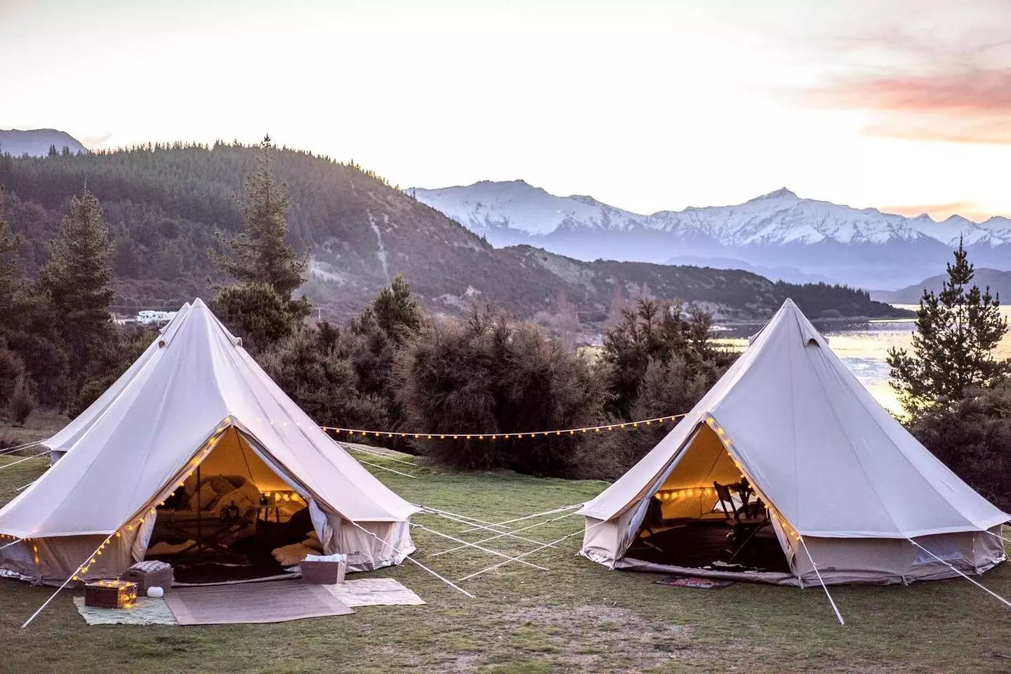 Glamping on taastanud kajutite telgi või maapiirkonna ja kaugema luksusmajutuse igal aastaajal