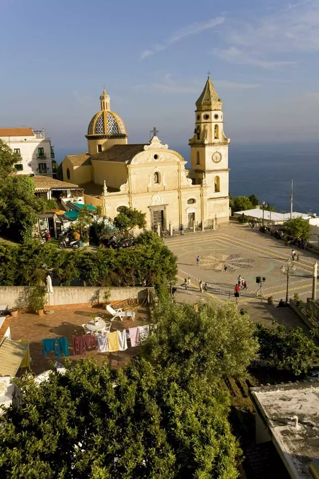 Celkový pohľad na Duomo San Gennaro v Praiano