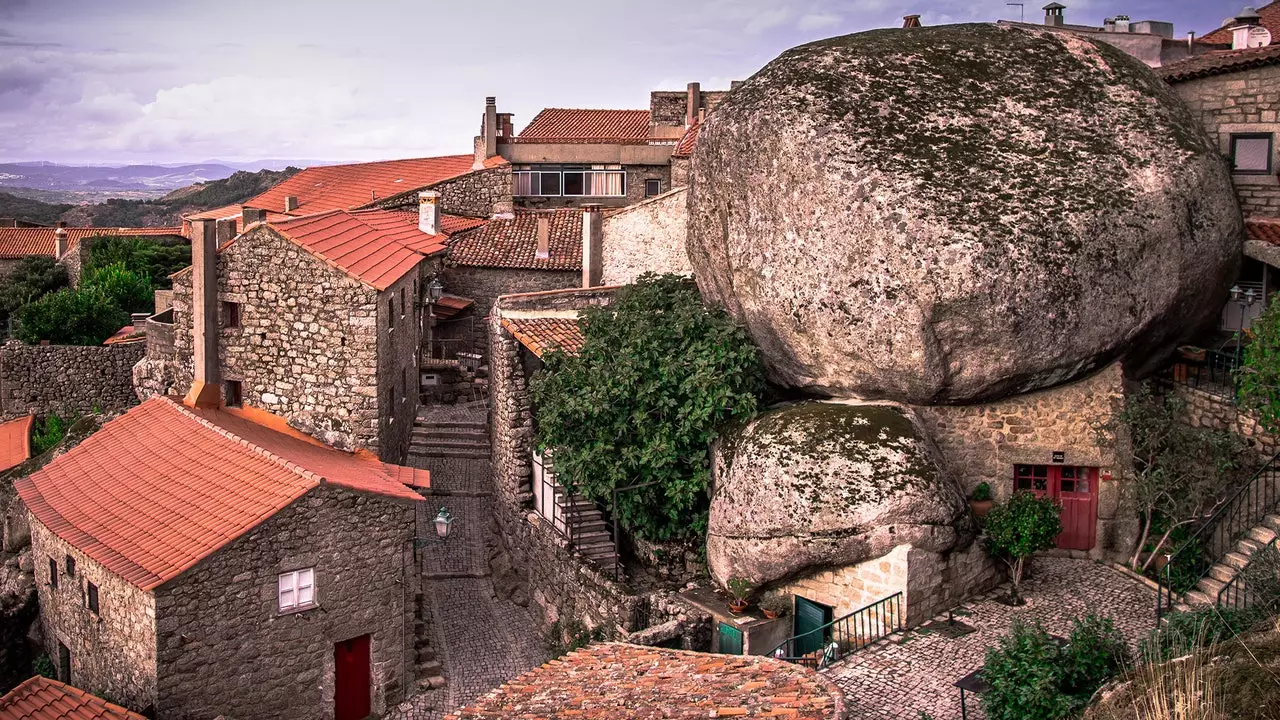 Monsanto, the people of Portugal who decided to live crushed by the rock