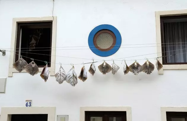 Bacalhau pendurado numa casa na Ericeira