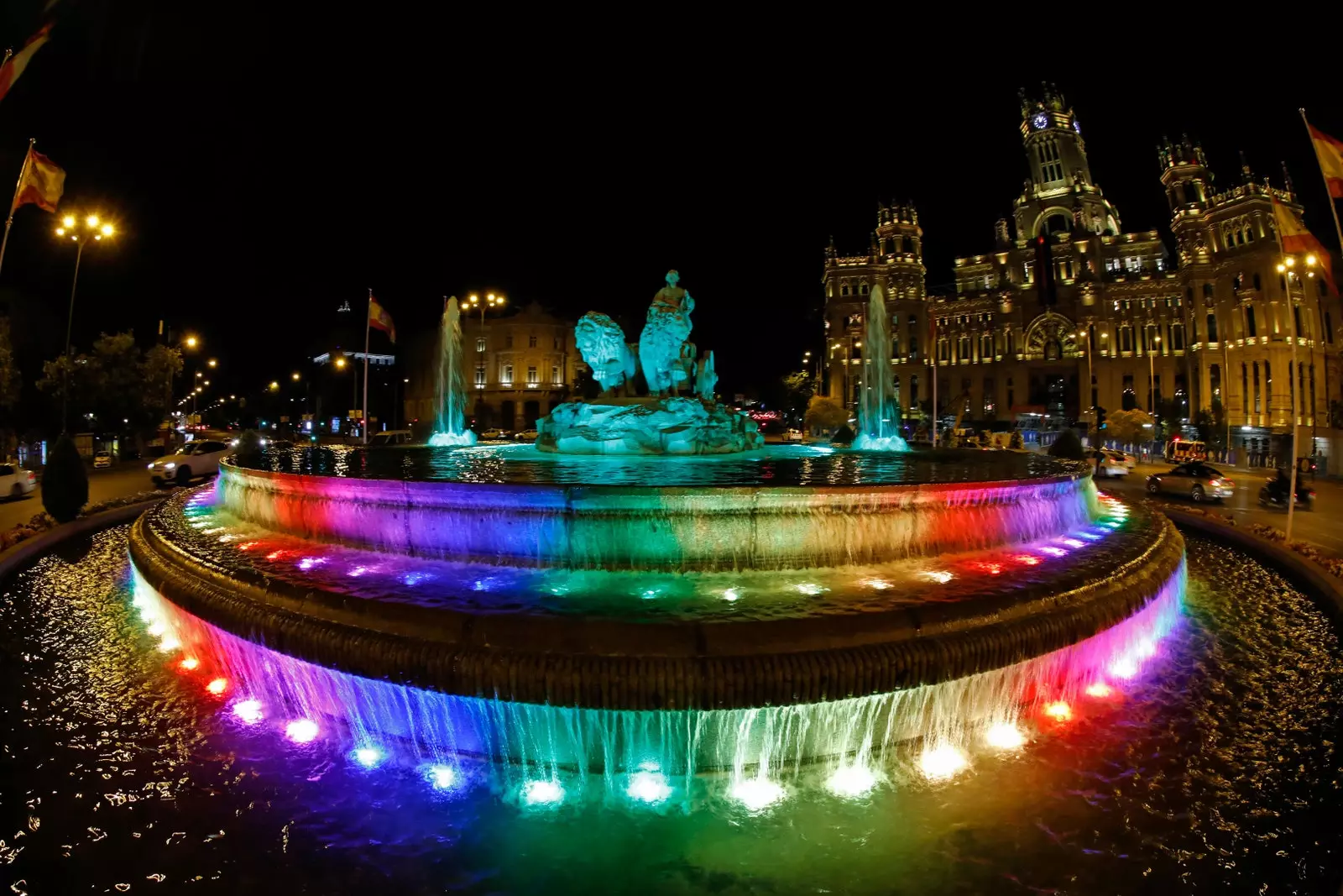 La nuit, les couleurs du drapeau arc-en-ciel illuminent la fontaine de Cibeles pendant Pride.