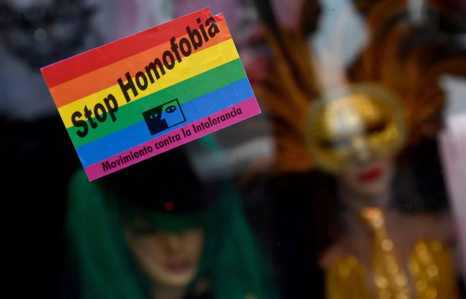 Nálepka s dúhovou vlajkou s nápisom Stop homofóbii počas Madrid Pride