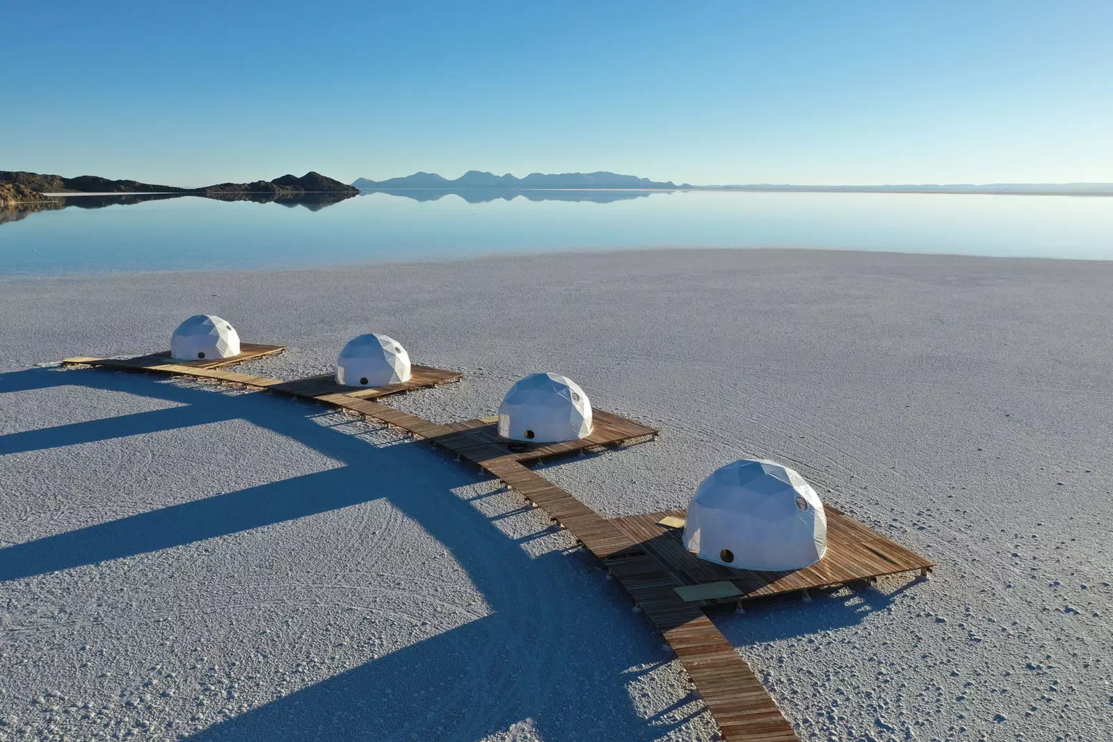 Loftopklärung vun den Kuppelen vun der Kachi Lodge an der Salar de Uyuni