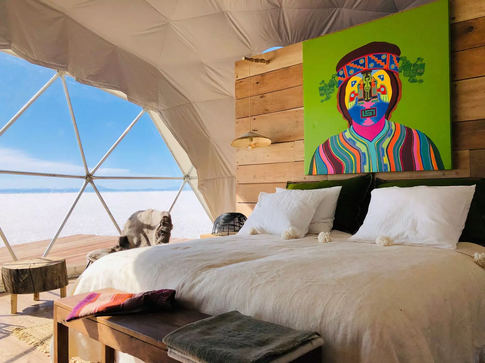 Felgekleurd schilderij op een bed bij de Kachi Lodge Bolivia