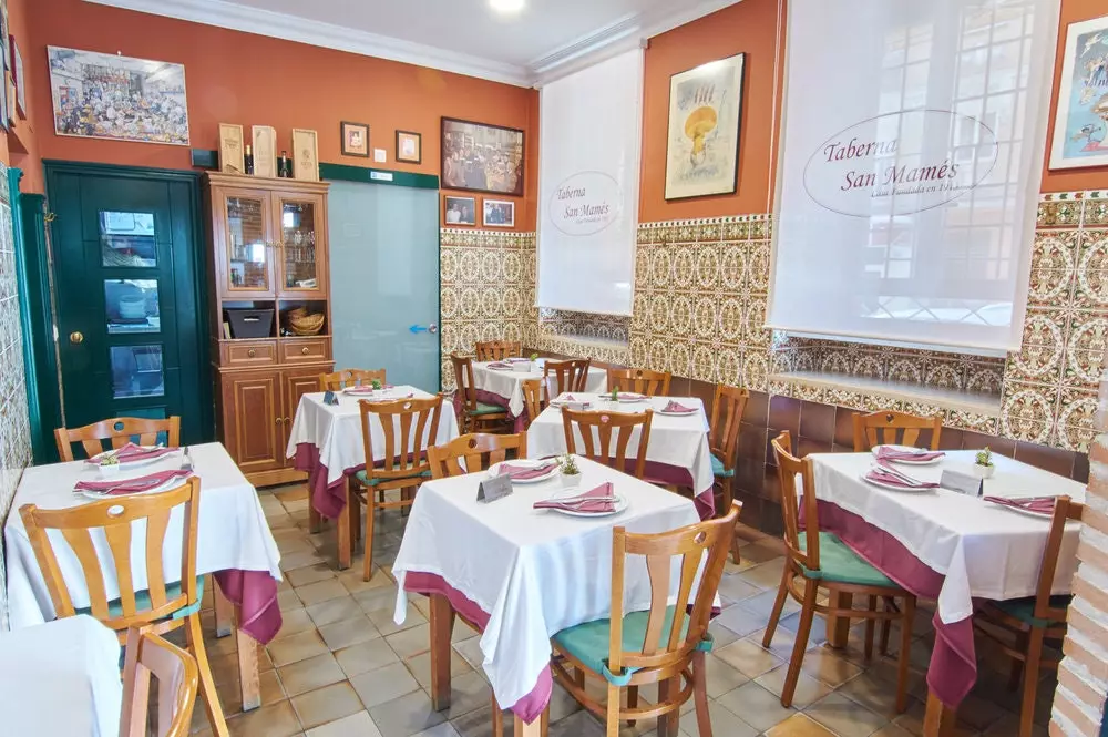 Salle à manger de la taverne San Mams à Madrid.