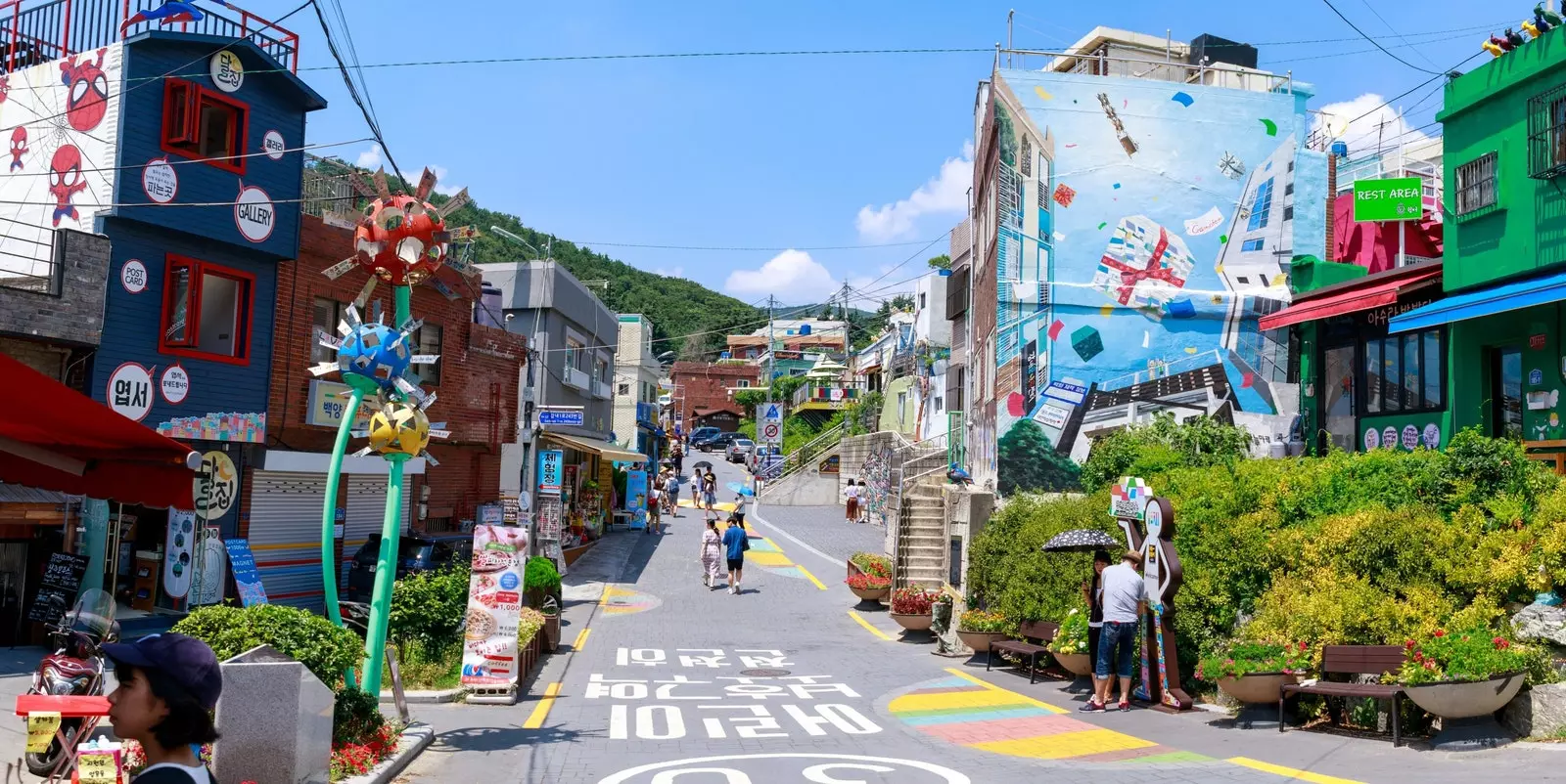 Una dintre străzile din Gamcheon Culture Village, Coreea de Sud.