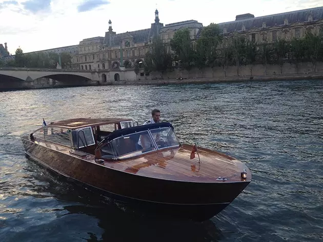 Um passeio de barco no Sena