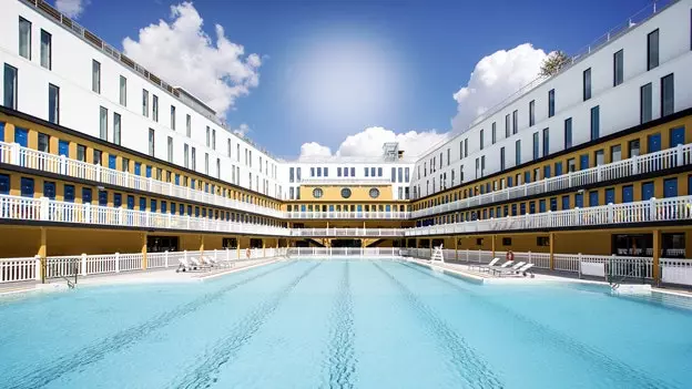 Historie pařížského bazénu aneb jak se z Molitoru stal hotel