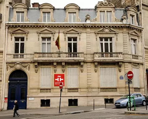 Detail der Fassade der Bibliothek Octavio Paz des Cervantes-Instituts in Paris