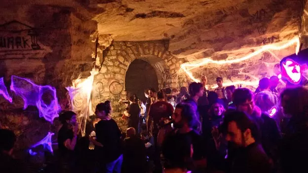 Cum am reușit să mă furișez în catacombele clandestine din Paris