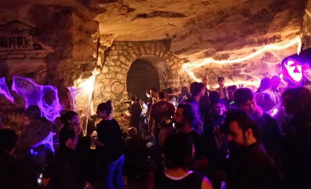 Sherehe ya Halloween kwenye Catacombs ya Paris