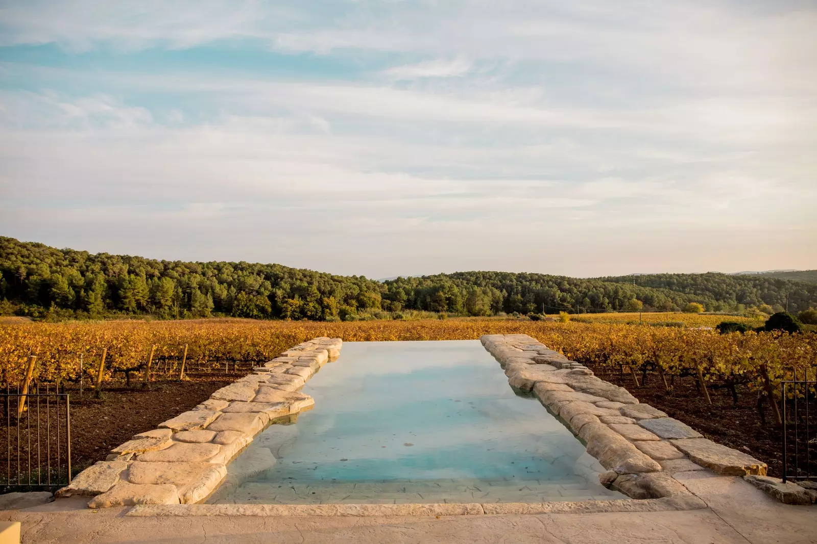 Casa Gran 1771 are o piscină cu vedere la podgorii.