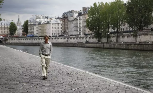 Owen Wilson berjalan di tebing Seine