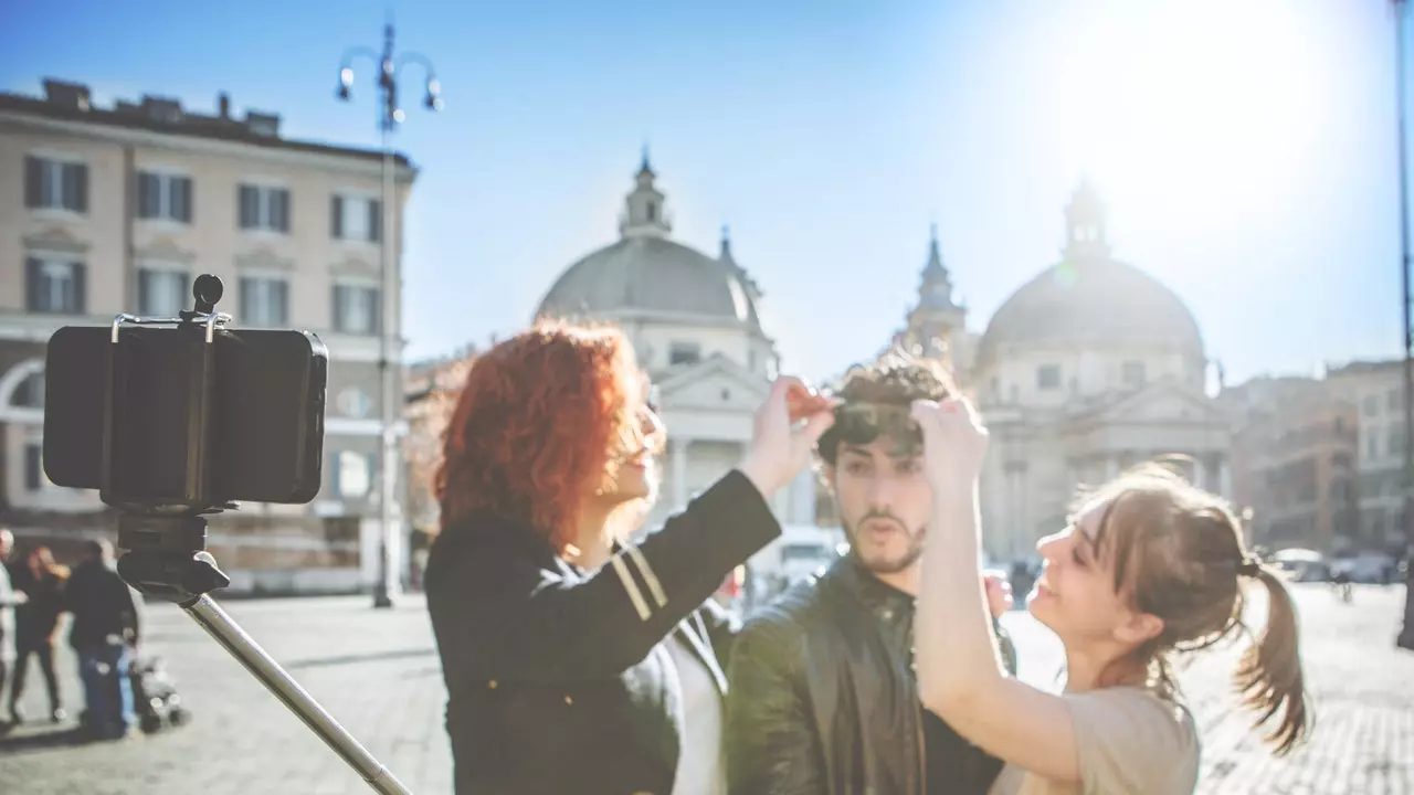 Għandna bżonn nitkellmu dwar is-selfie stick