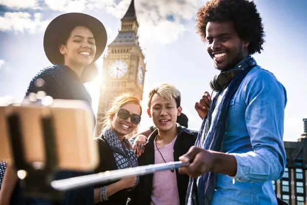 London dengan tongkat selfie