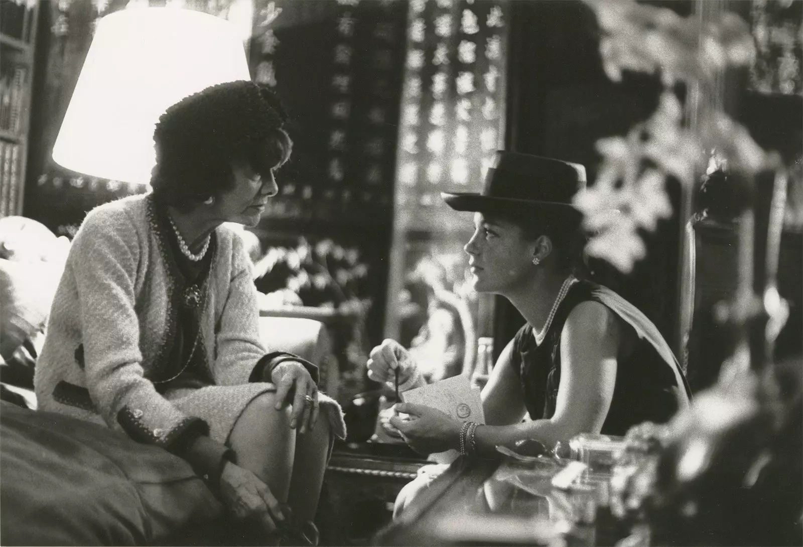 Romy Schneider och Gabrielle Chanel i designerns lägenhet på 31 rue Cambon i Paris 1965