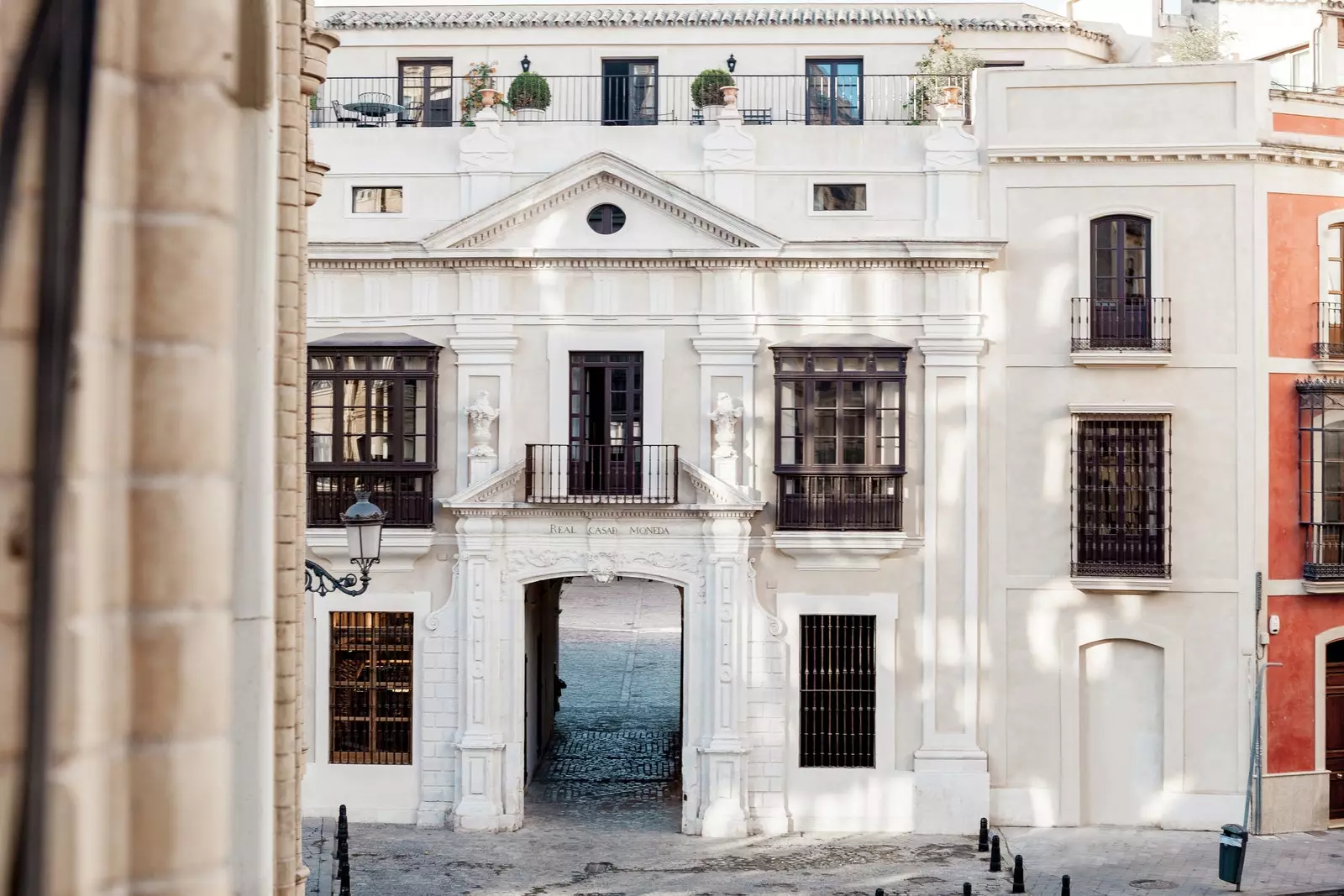 Façade de la Monnaie Royale.