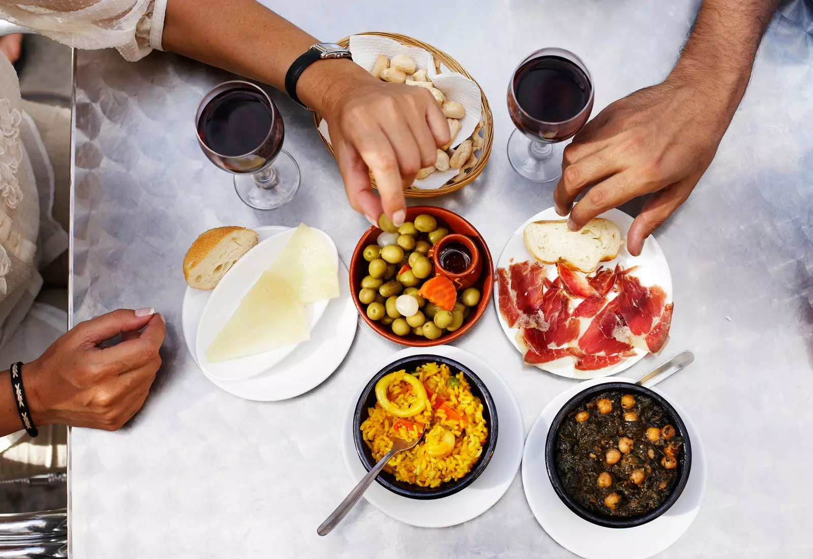 Vrouw en man met tapas aan een terrastafel