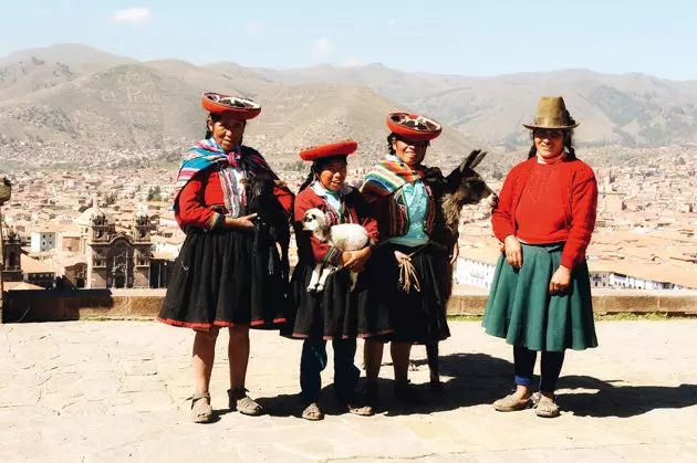 Cholitas posant avec les costumes traditionnels du Pérou