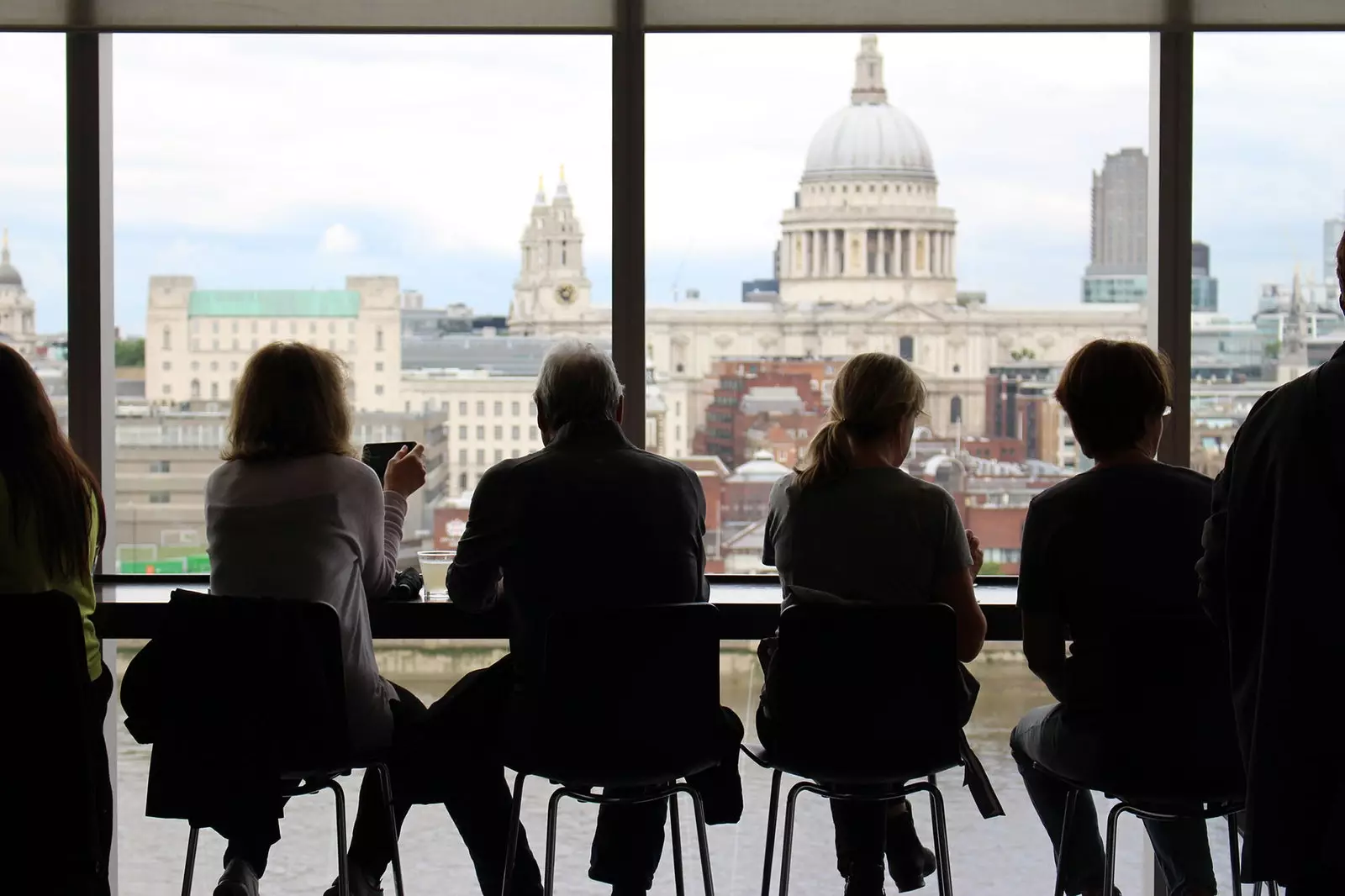 Grupp inimesi Tate Modern Londonis