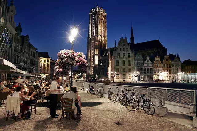 Mechelen'deki Plaza Mayor'daki Teras