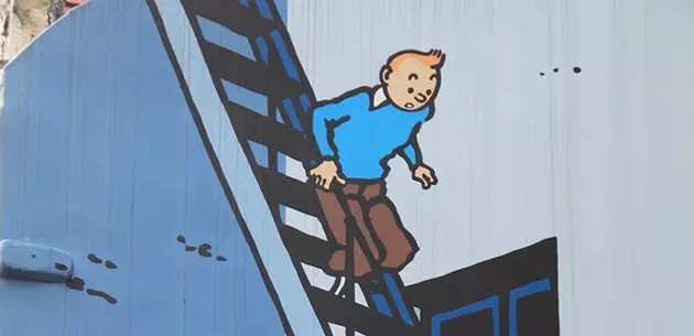 Tintin an t-eachtránaí a thaistil an domhan cé nár fhág sé an Bhruiséil riamh