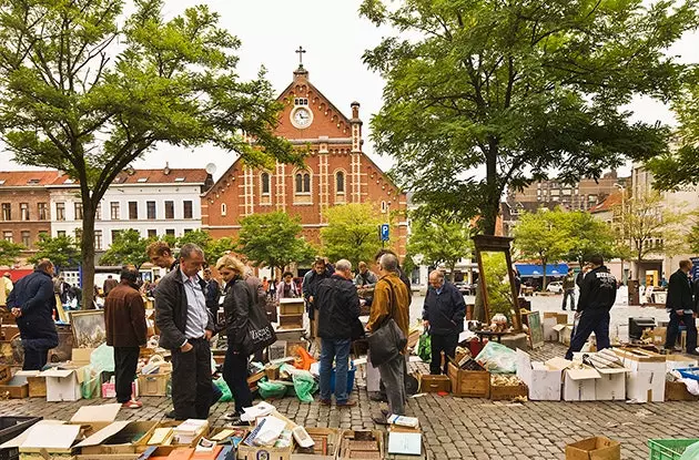 La place du Jeu de Balle ali kraj, kjer je Tintin našel ladjo z imenom Unicorn